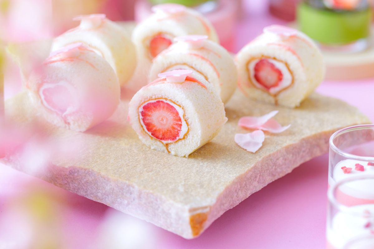 いちごと桜のロールケーキ