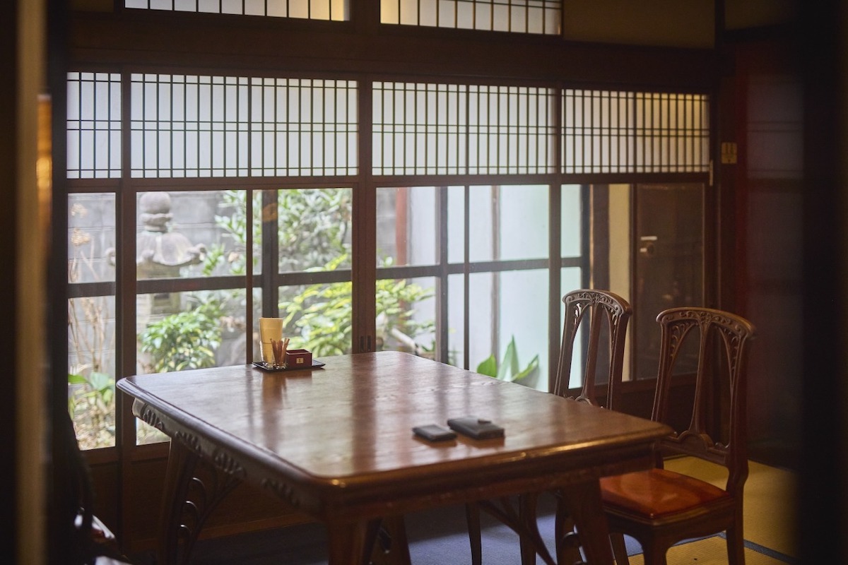 窓際のテーブル席