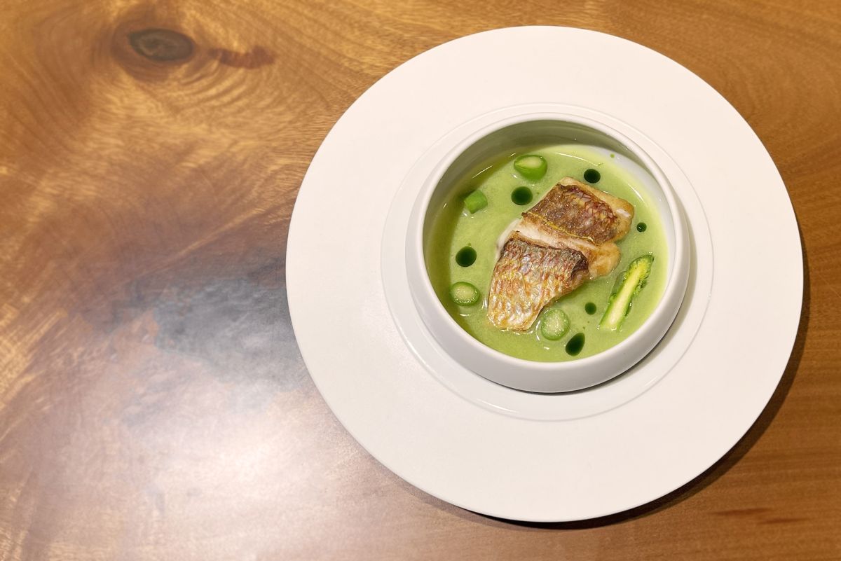 「魚料理：本日の鮮魚のポワレ　アスパラガスのポタージュ」