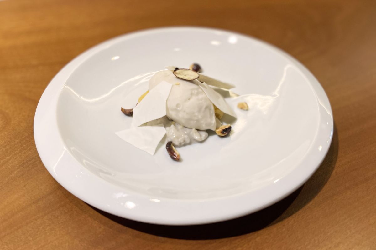 「デザート：ココナッツミルクのリオレ バナナのジェラートとキャラメルナッツ」