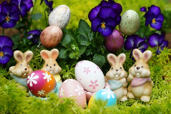 イースターエッグとウザギの置物