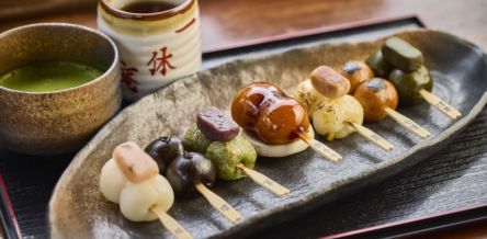 京都の桜の名所・円山公園の「一休庵」で、しだれ桜を眺めながら団子もコスパも抜群のお花見タイム