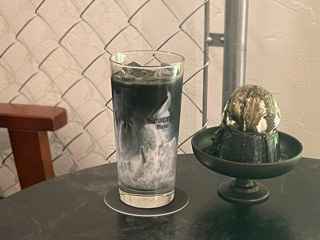 「BLACKラテ」800円、「Affogato Black Pudding -漆-」1000円