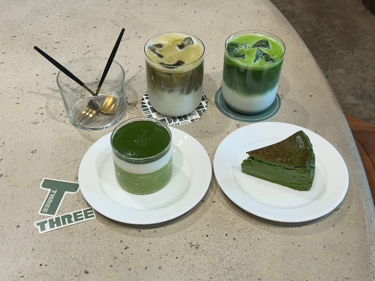 写真下左から「抹茶プリン」800円、「抹茶バスクチーズケーキ」1000円、写真上左から「ほうじ茶ラテ」800円、「Maccha Latte No.1」1200円