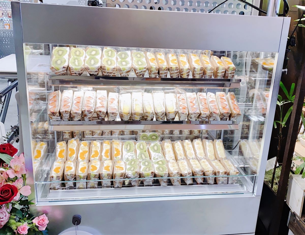 お店を華やかにするフルーツサンドのショーケース