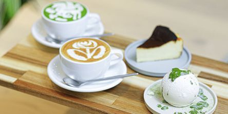 【大阪・中崎町】独創的なスイーツを繰り出す「EINS Coffee Stand」へ。熟練のバリスタが淹れる絶品ラテを小さな隠れ家で味わう