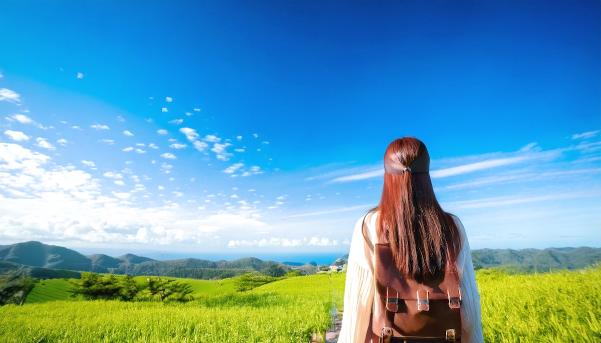 草原で佇む女性