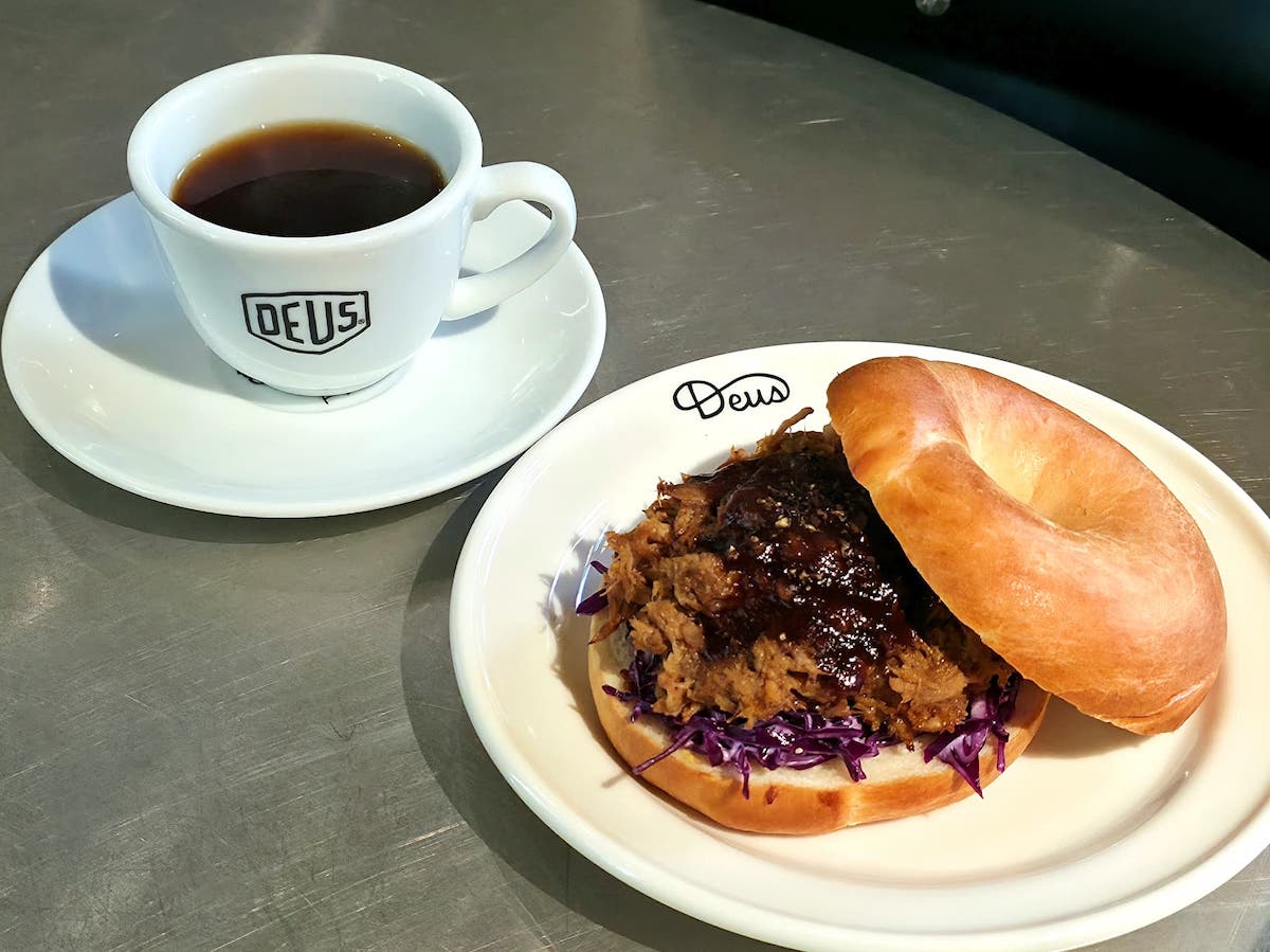 「プルドポークベーグル」850円、「ハンドドリップコーヒー（ホット）」750円。