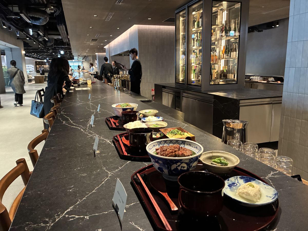 全周50ｍの圧巻バーカウンター