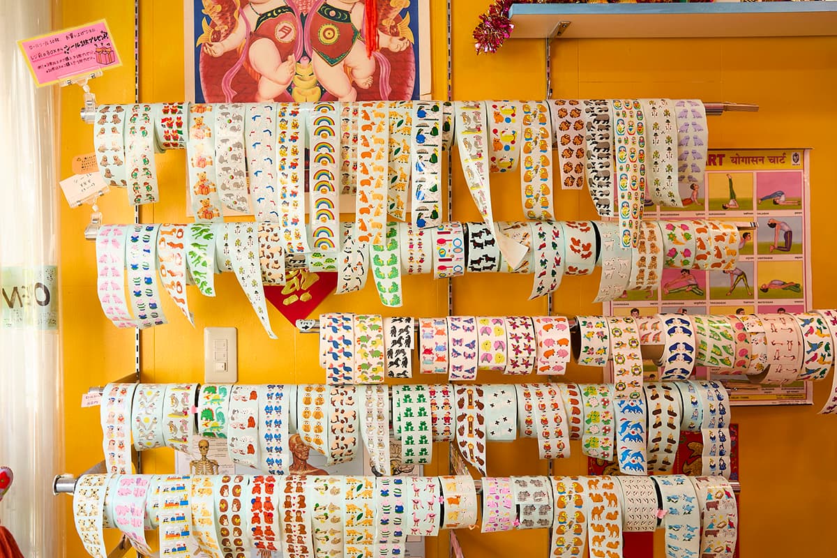 入り口付近にずらりと並ぶロールステッカーシリーズ