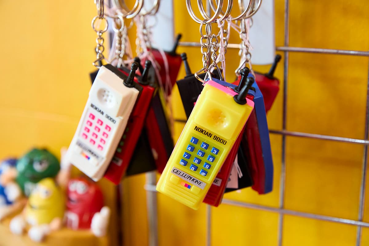 「昔のケータイキーホルダー」各440円