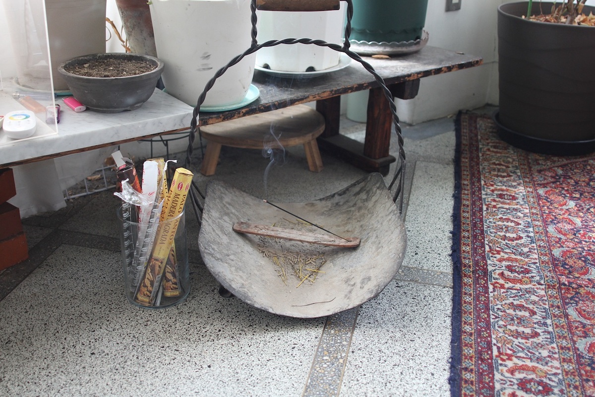 入り口で焚かれたお香