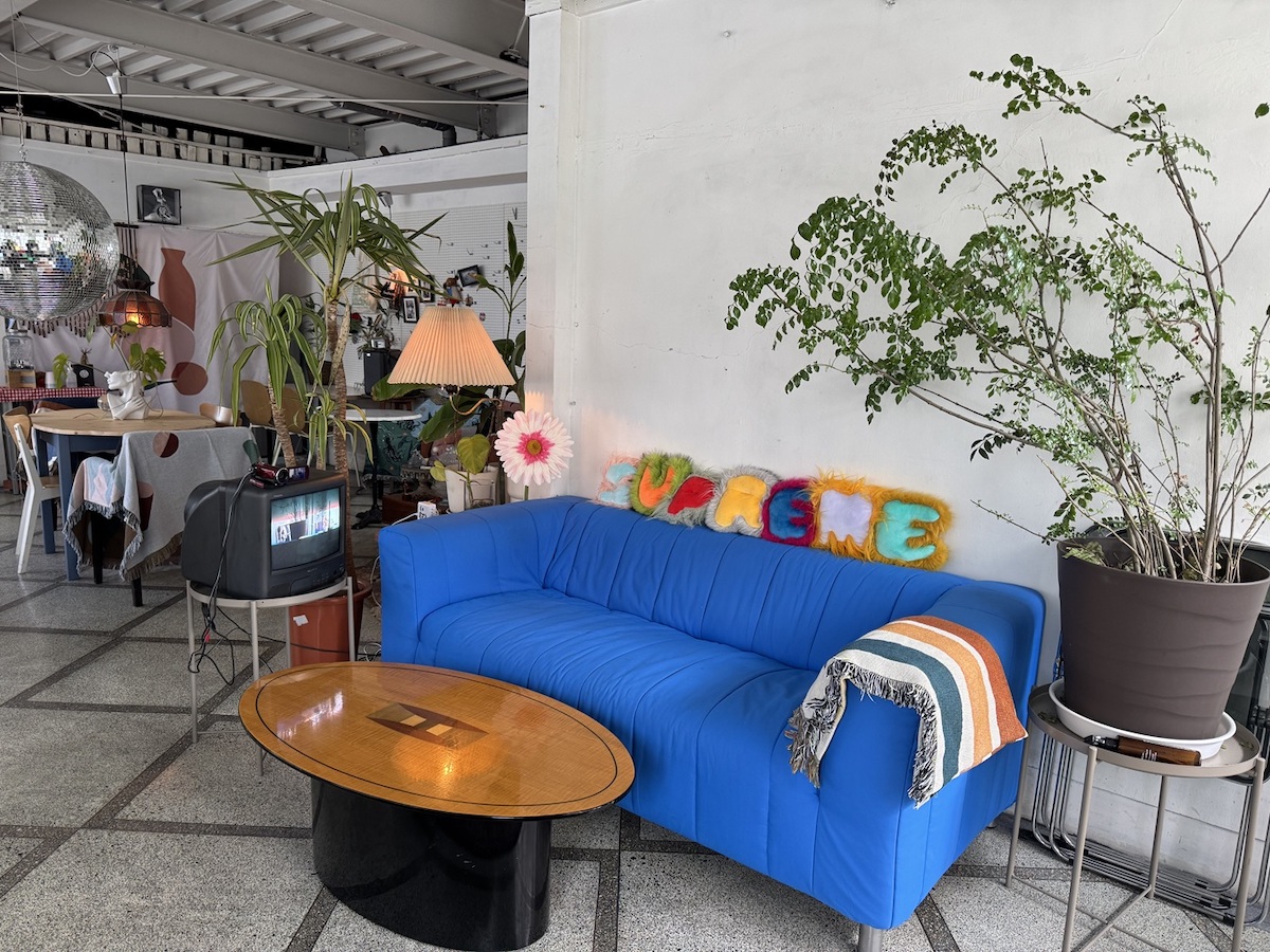 カラフルな色使いがかわいいソファ席