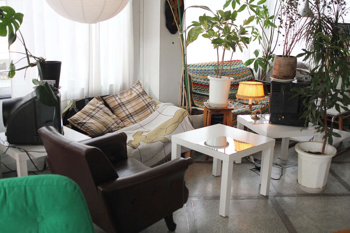 ゆったり座ることができる窓際のソファ席