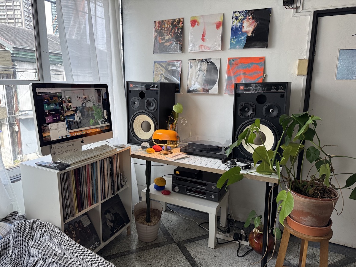 店内奥にあるレコードプレイヤーやレコード棚があるスペース