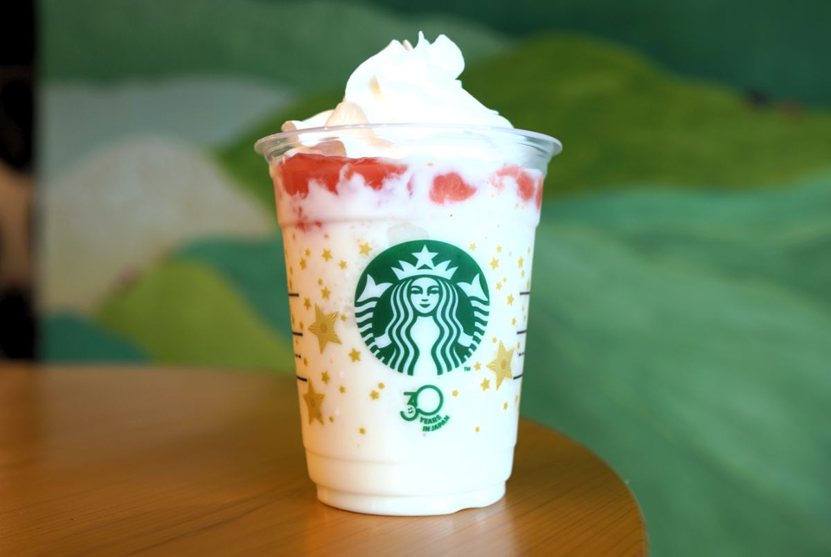 「THE フラペチーノ&reg; of フルーツ-オン-トップ-ヨーグルト with クラッシュ ナッツ」