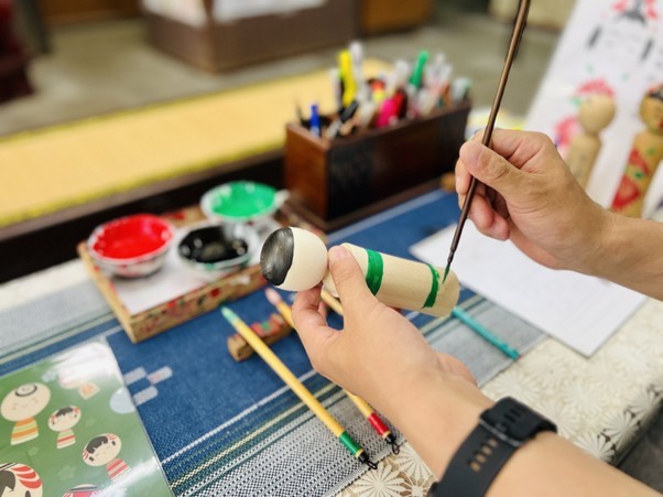 こけしを作る様子