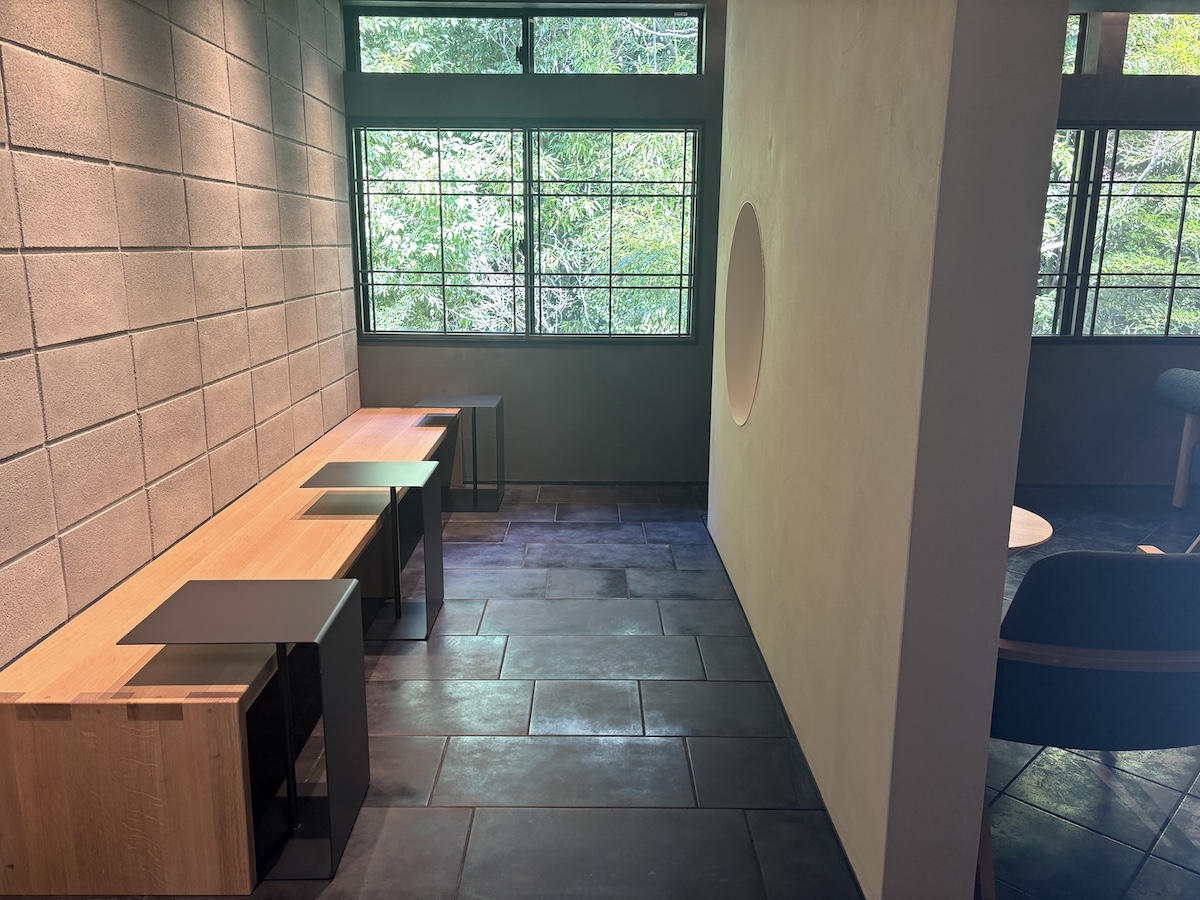 「応接間」前のベンチ席