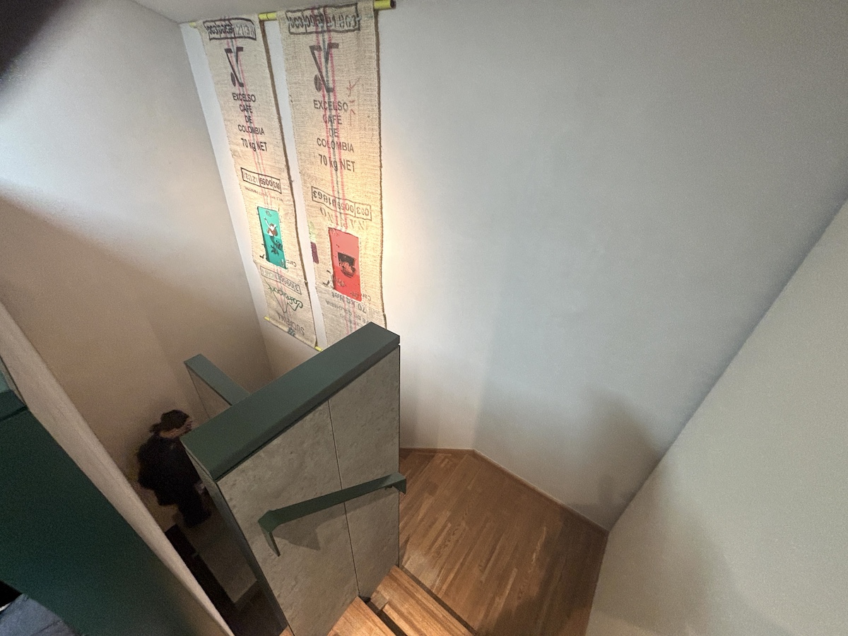 地下へ続く階段