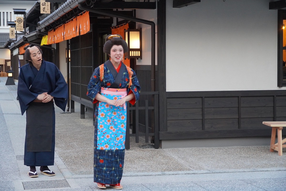 店先や広場にいる役者