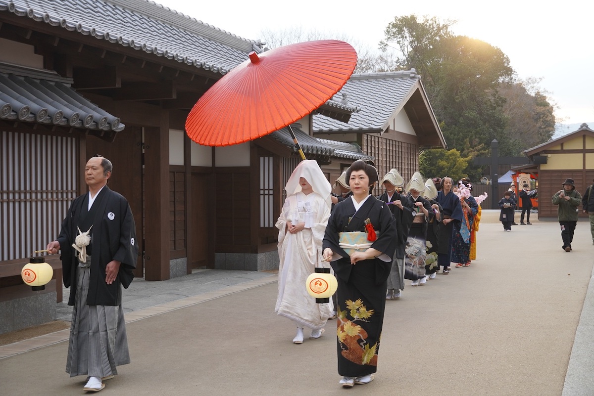 町を歩く白無垢姿の花嫁