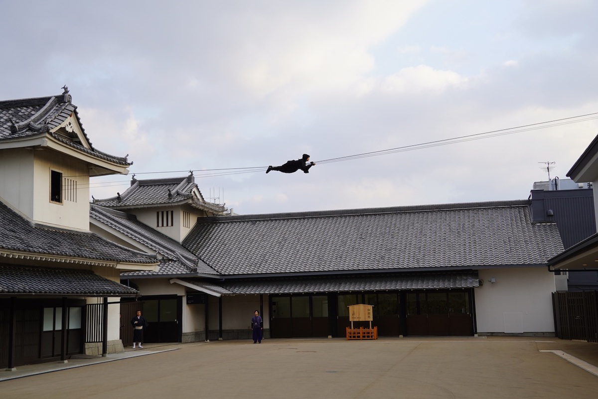 空中移動する忍者