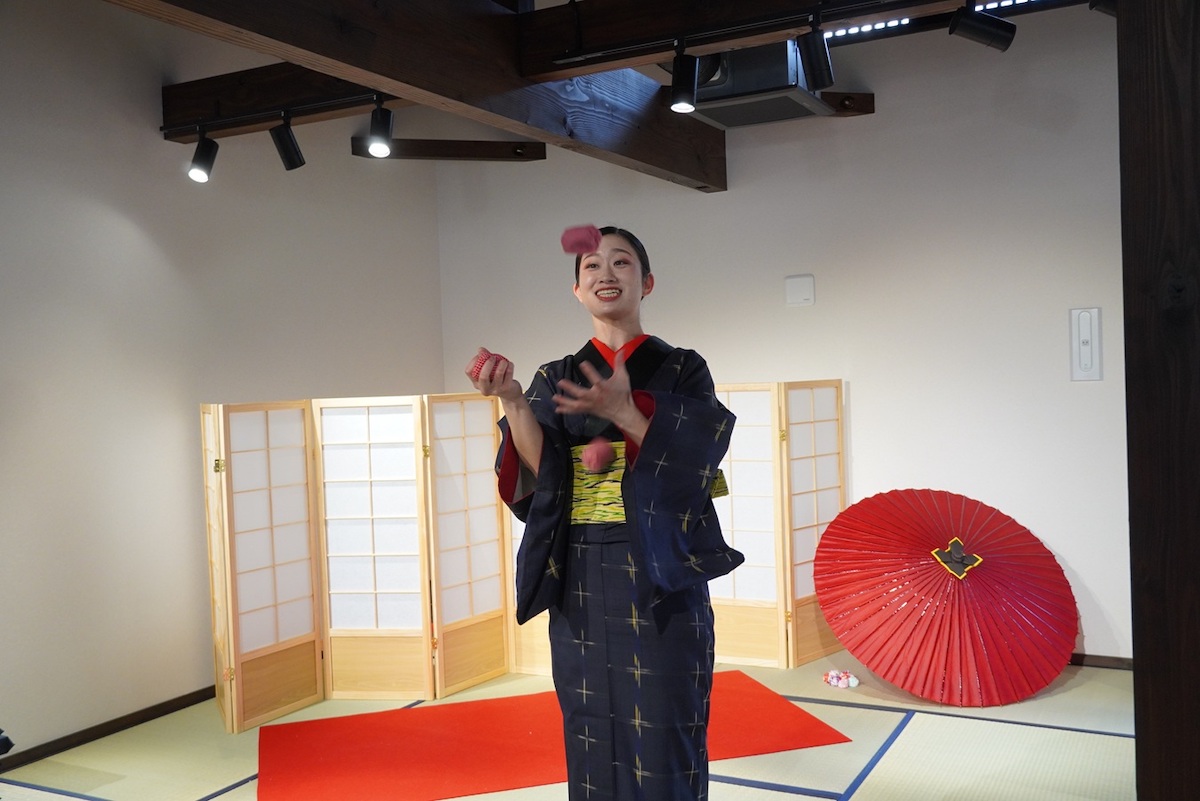 お手玉をする女性