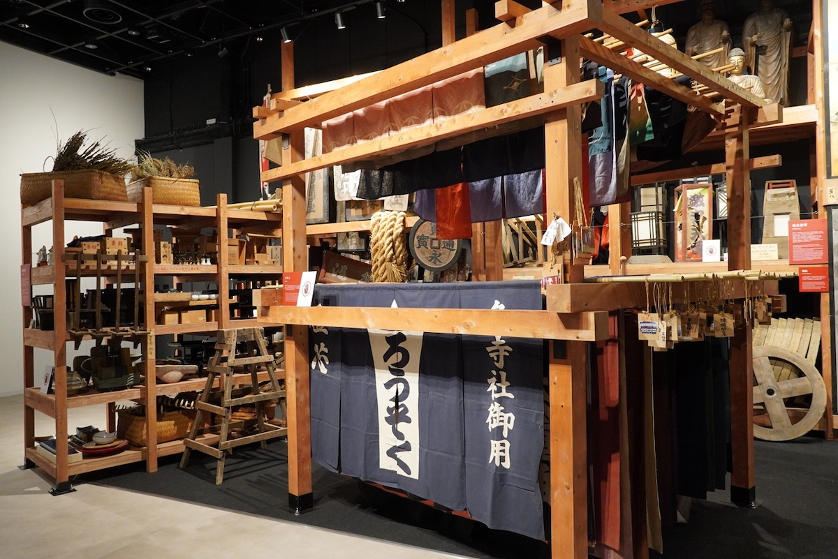 大道具・小道具などの展示