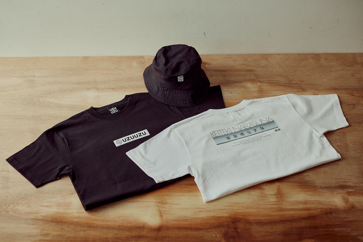 「UZUUZU Tシャツ」2400円、「バケットハット」2200円／写真提供：太秦映画村
