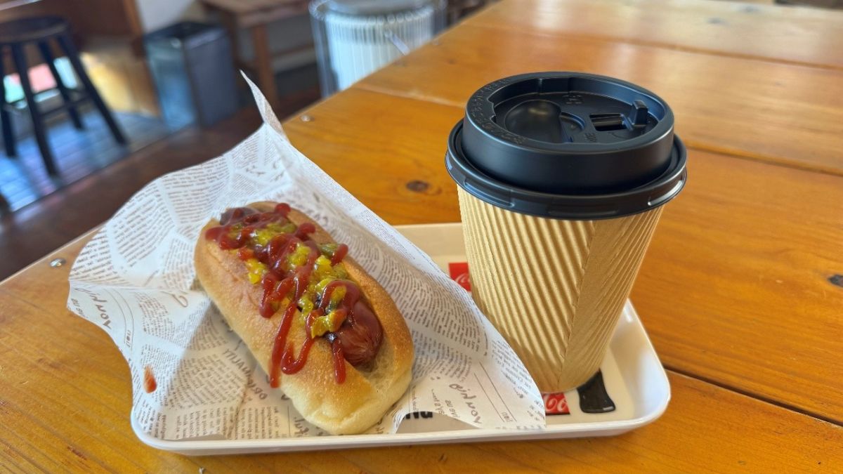 「ホットドック」450円（左）、ミルクティー480円（右）