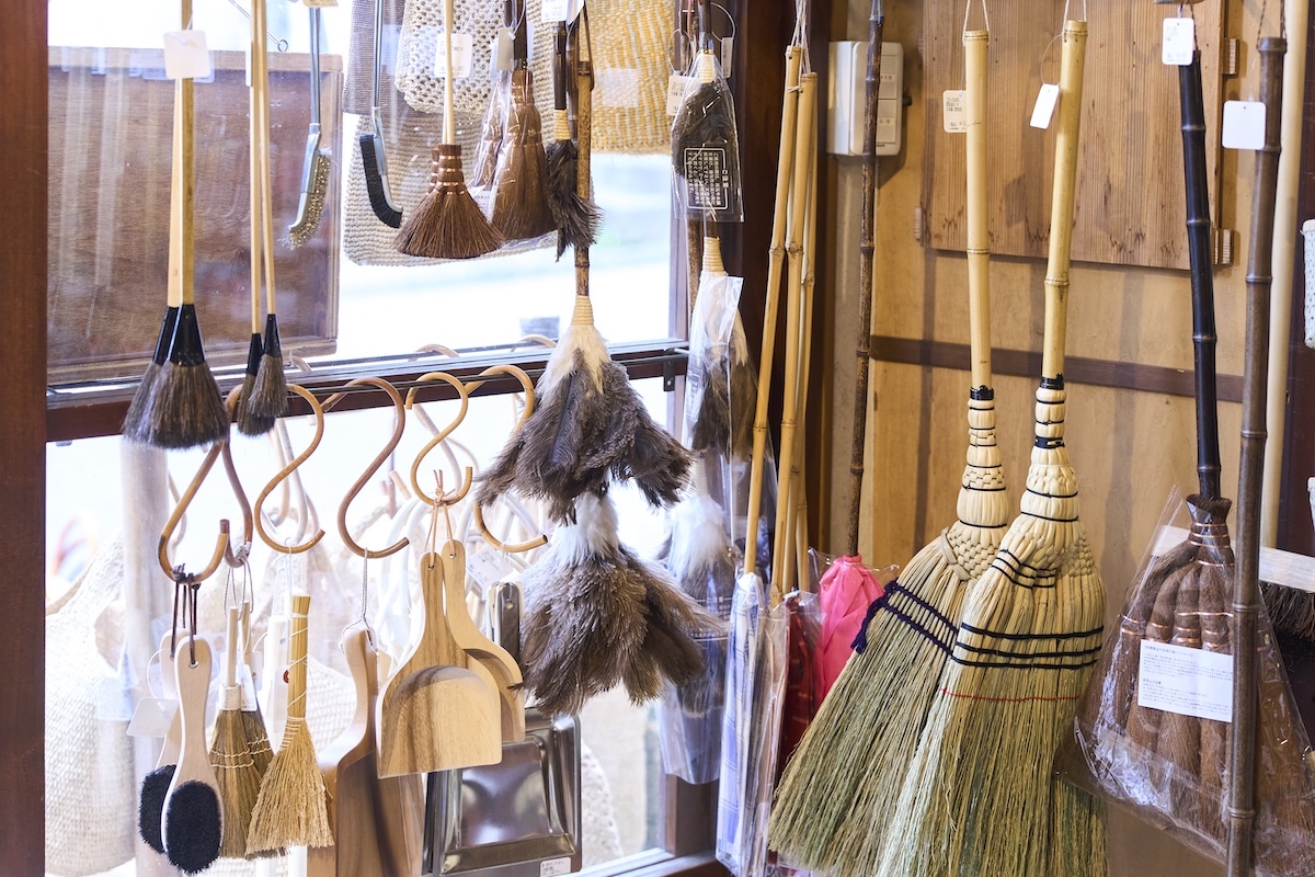 店内に並ぶほうきなどの掃除道具