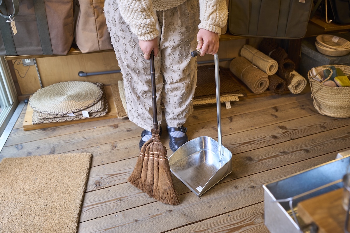 シュロ手ぼうきを使っている様子