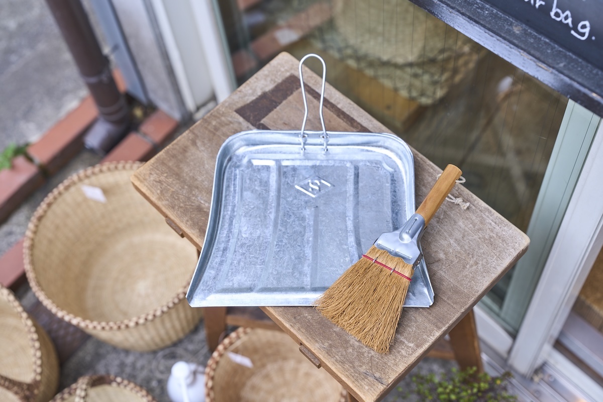 「パーム荒神ぼうき」990円（右）、「トタン文化ちりとり」770円（左）