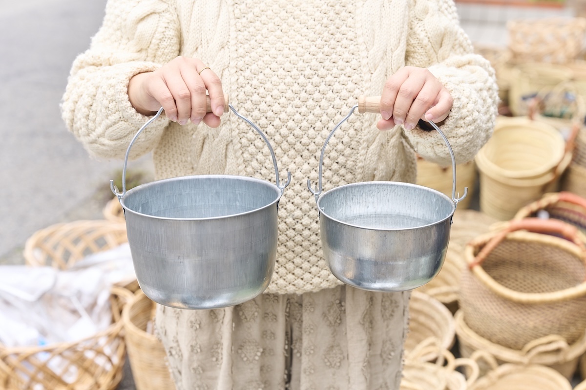 「トタン豆バケツ」大2530円（左）、小2090円（右）