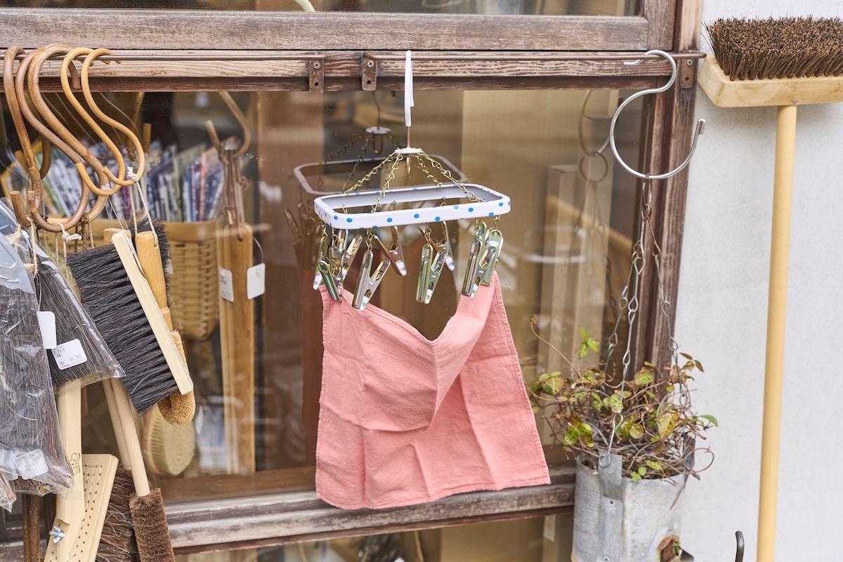 ハンカチを干して使う水玉ピンチハンガー 角ミニ