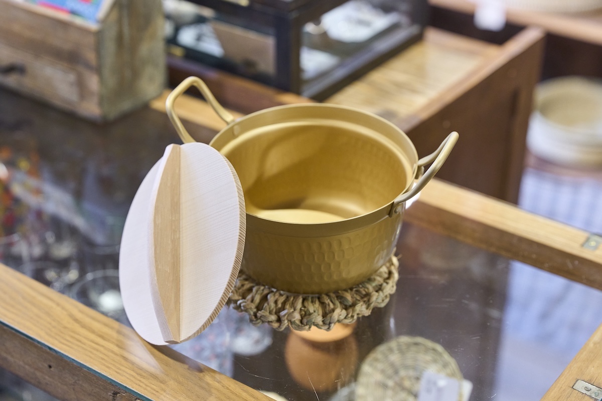 「ふるさと鍋」16cm 2970円（上）、「ワラ釜敷き」小 2640円（下）