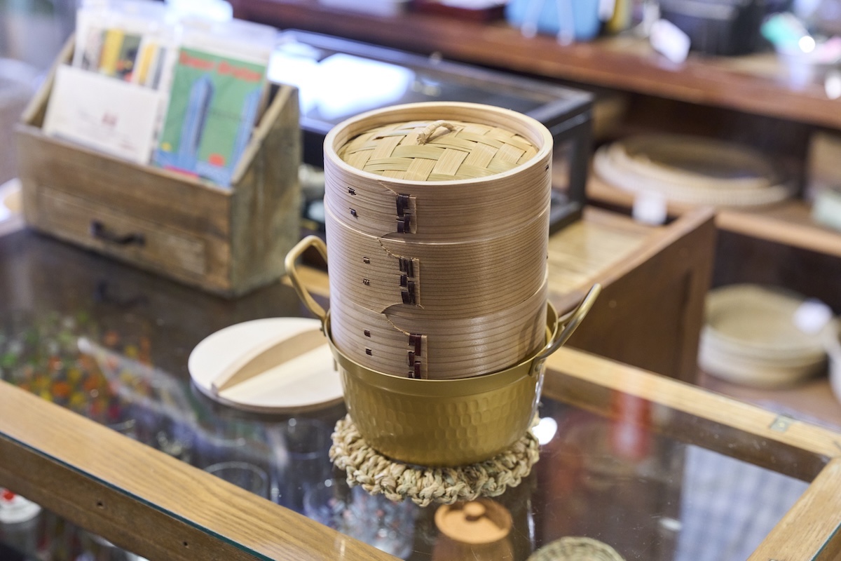 ふるさと鍋にせいろを重ねて使う様子