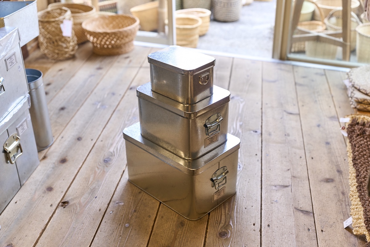 「トタン米びつ2kg」5500円（上）、「トタン米びつ7kg」6600円（中）、「トタン米びつ15kg」1万450円（下）