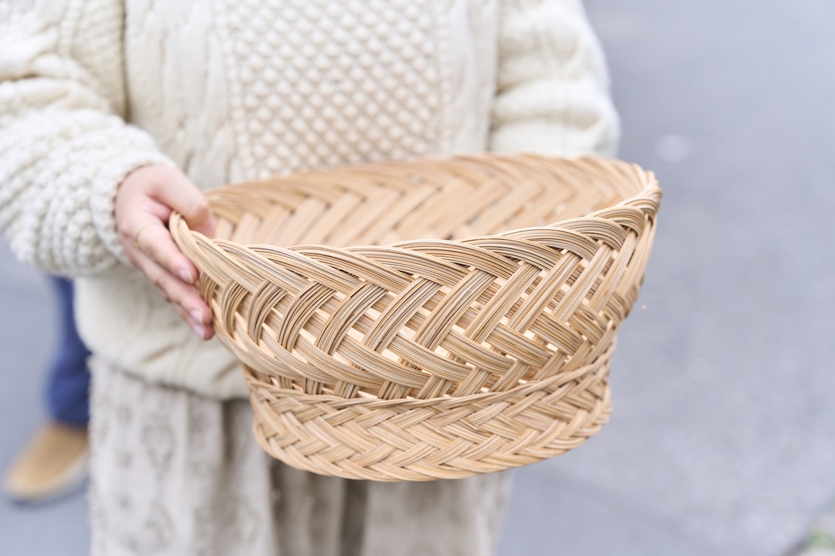 タイ製の「ニッパヤシラウンドバスケット」Lサイズ 9900円。アジアは荒物雑貨の宝庫だとか