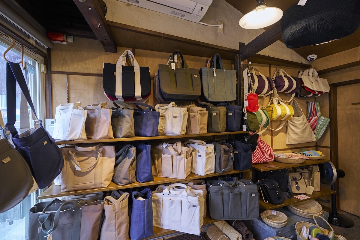 「松野屋」オリジナルの帆布バッグが店内に並ぶ