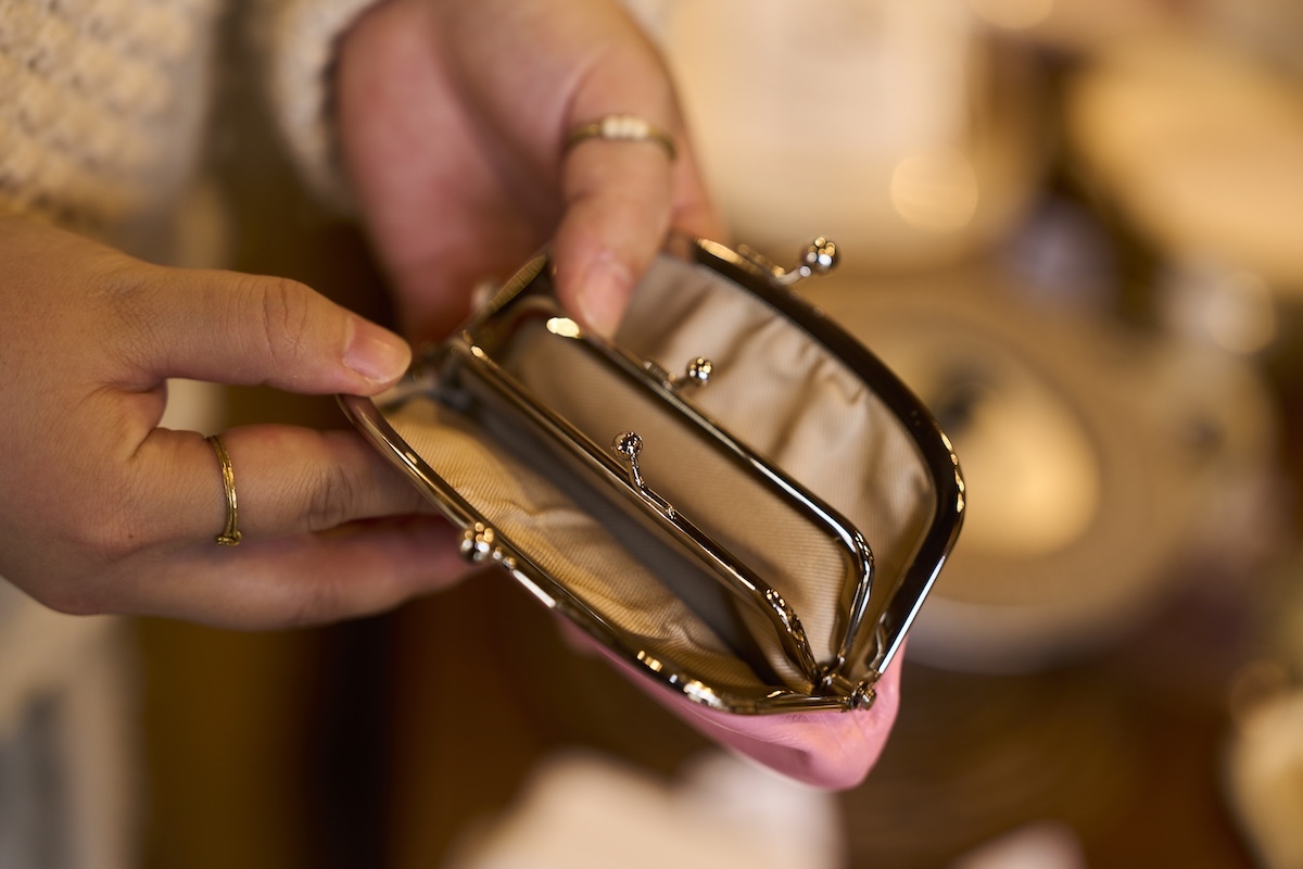 がま口を開いた様子