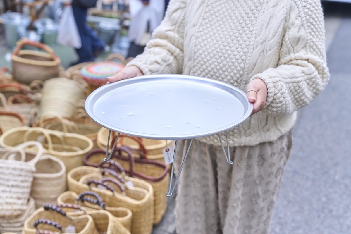 「アルマイトちゃぶ台」5500円。縁付きでコップを倒してもこぼれにくく、子ども用としても人気