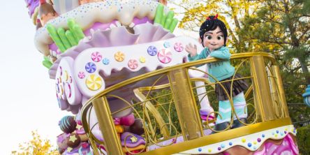 東京ディズニーランド「ヴァネロペのスウィーツ・ポップ・ワールド」を徹底レポ！パークがお菓子の世界に♪【＃編集部のおでかけキロク】
