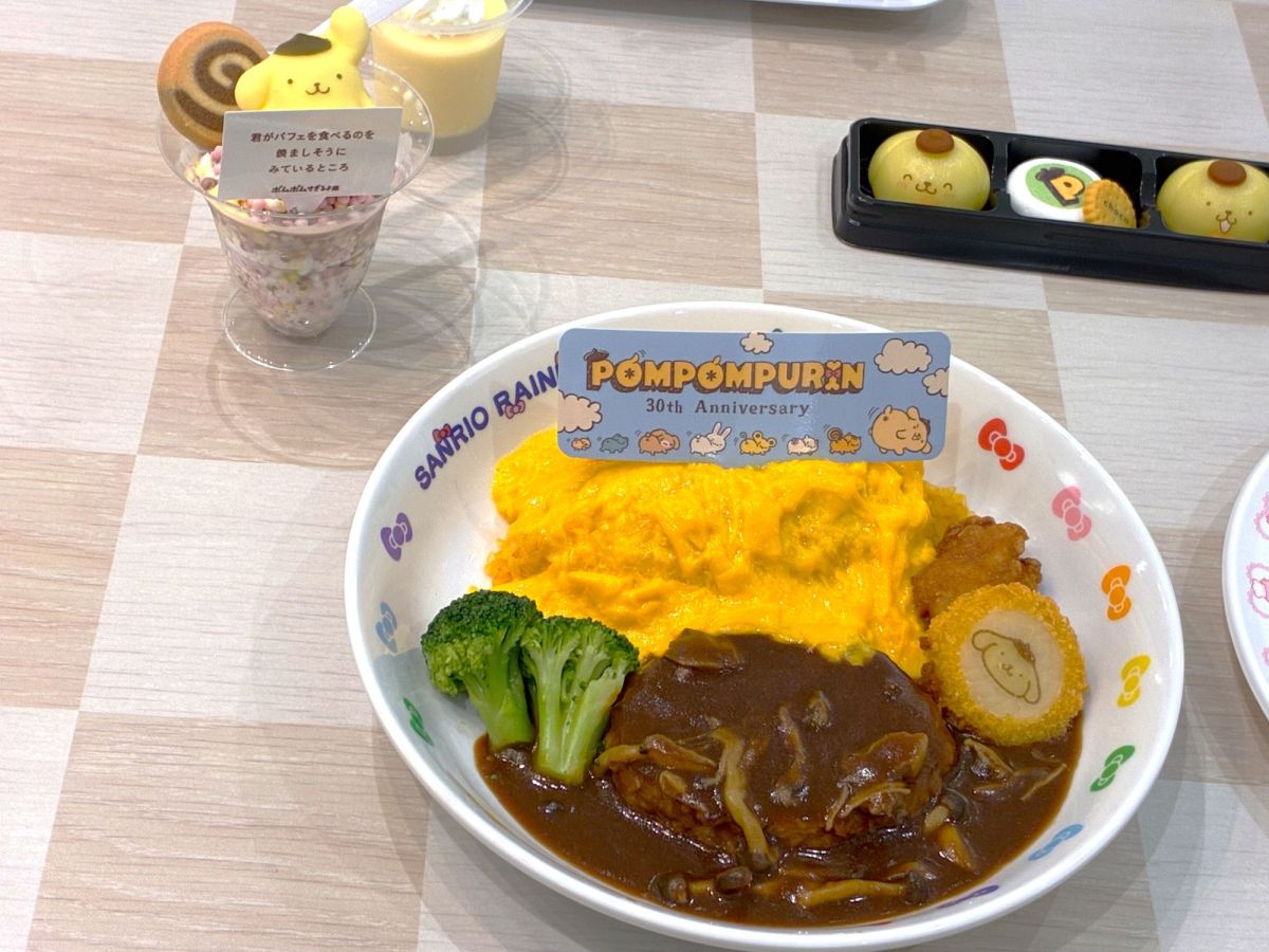 左から「ポムポムプリンのアニバーサリーデミハンバーグオムライス」1750円