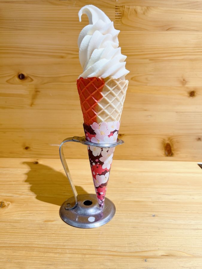 「ソフトクリーム（ミックス 白桃＆白バラ牛乳）」600円