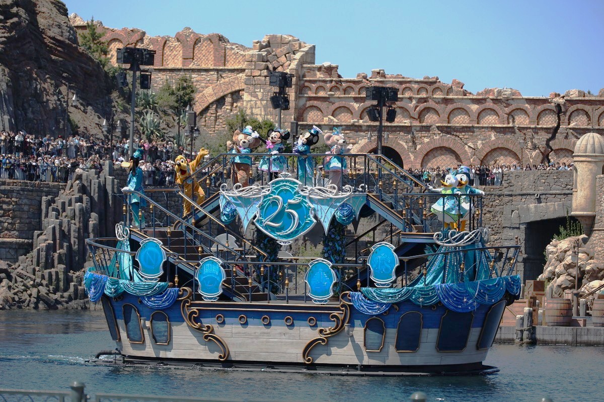 25周年のコスチュームを着たミッキーたちが1隻のパージで登場