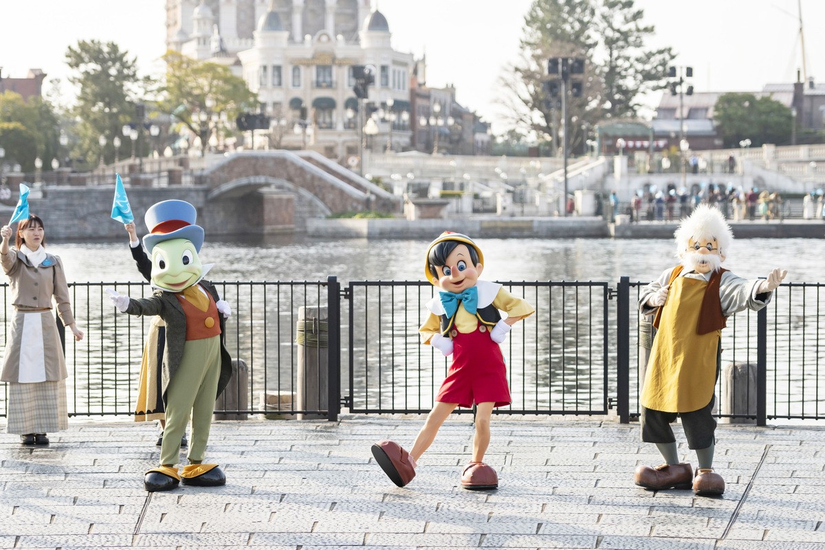 ザンビーニ・ブラザーズ・リストランテ前：ピノキオ、ゼペット、ジミニー・クリケット