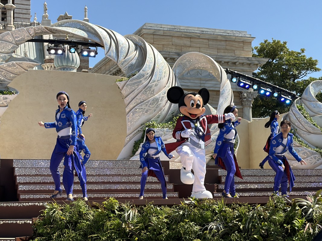 オープニングはニューヨークの華やかなダンスでスタート！キレッキレのミッキーのダンスに注目