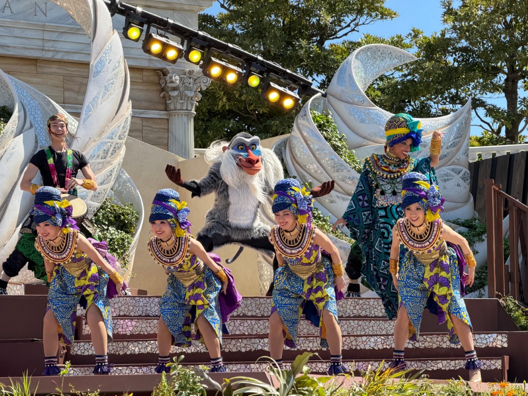 アフリカをテーマにしたシーンでは、ディズニー映画『ライオンキング』のラフィキも登場