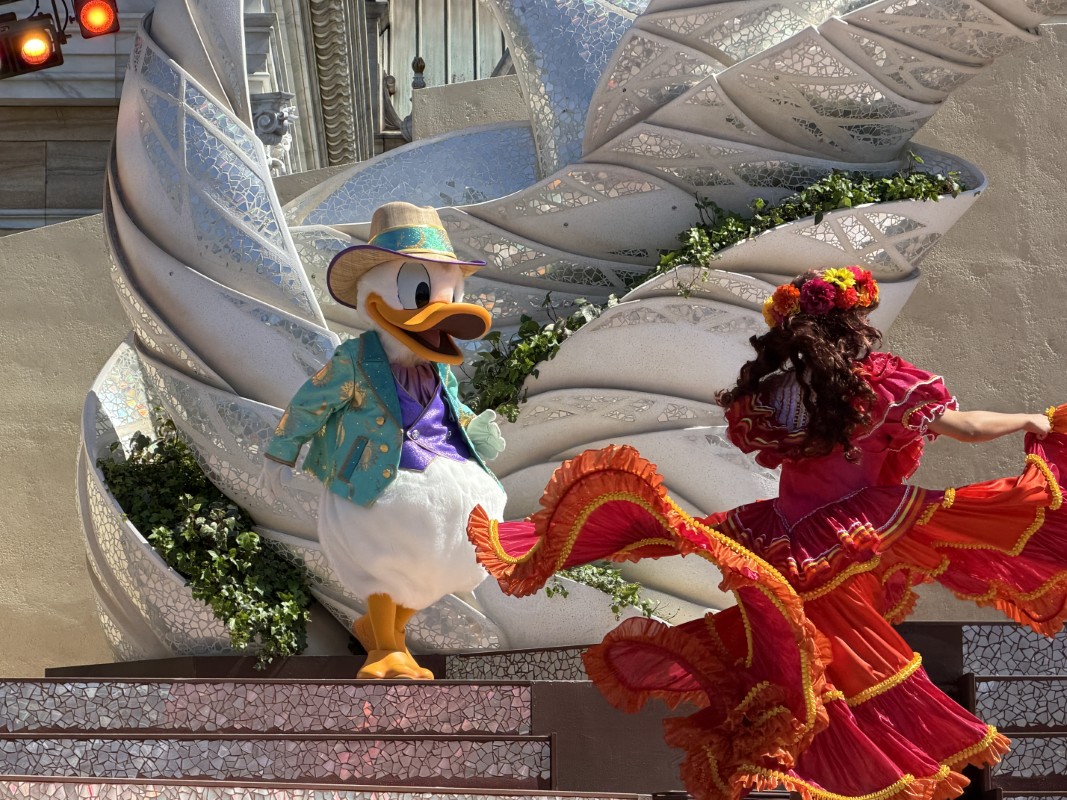 中南米のシーンではラテンダンスとサルサで会場を盛り上げる